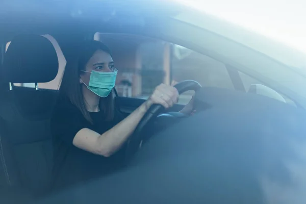 Vit Kvinna Ansiktsmask Som Kör Bil — Stockfoto