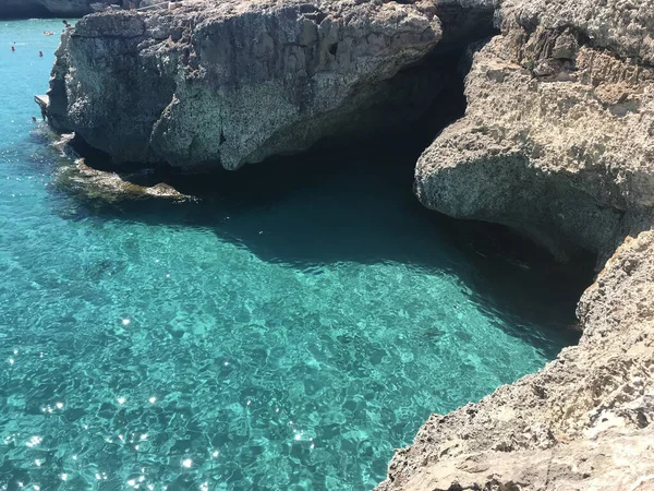 Tiro Ángulo Alto Del Agua Mar Turquesa Entre Los Acantilados — Foto de Stock