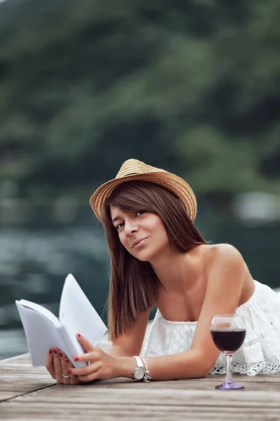 Uma Modelo Feminina Caucasiana Deitada Cais Madeira Lago Montenegro Lendo — Fotografia de Stock