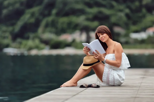 Uma Modelo Feminina Caucasiana Sentada Cais Madeira Lago Montenegro Lendo — Fotografia de Stock