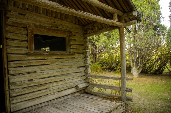 在一个阳光明媚的乡村 一个用原木围成的小木屋 — 图库照片