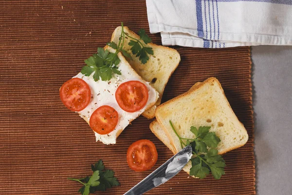 トーストパン トマト チーズ パセリのサンドイッチのクローズアップ — ストック写真
