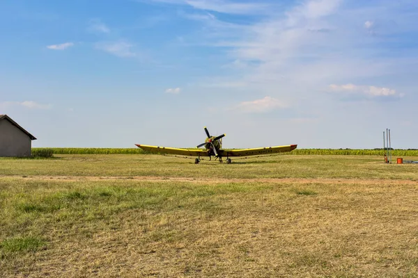 Zrenjanin Serbia 2015年8月4日 绿色原野的旧飞机 Zrenjanin Ecka 塞尔维亚 — 图库照片