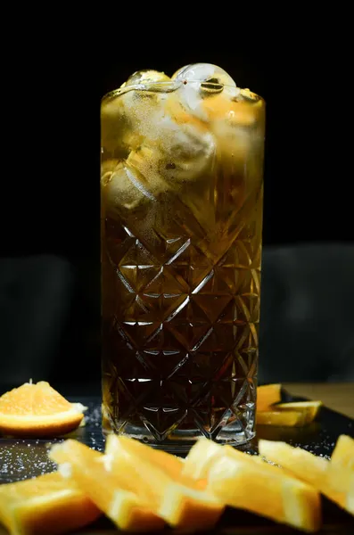 Eine Vertikale Aufnahme Eines Cocktails Einem Mit Orangen Dekorierten Restaurant — Stockfoto