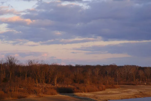 Une Belle Vue Sur Lac Calme Entouré Bois Automne — Photo