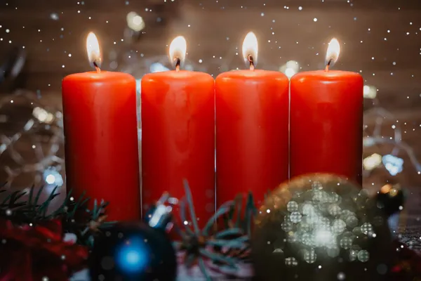 2023年に囲まれた4つの赤い燃えるアドベントキャンドルBクリスマスの装飾 — ストック写真