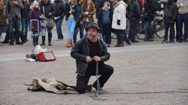 Amsterdam Nederländerna Jan 2012 Grupp Människor Tittar Föreställning Gatumagiker Damtorget — Stockfoto