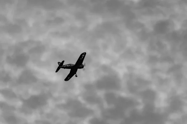 공중에 장난감 비행기의 아름다운 — 스톡 사진