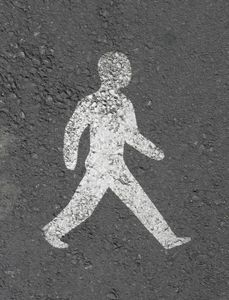 街上一个标牌的垂直照片显示一个人在走路 — 图库照片