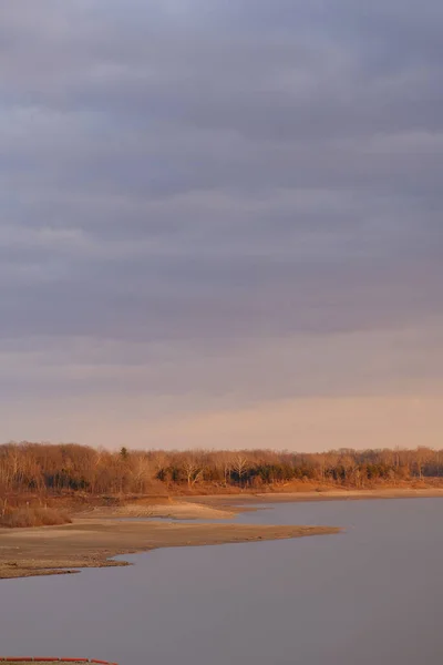 Uma Bela Vista Lago Calmo Cercado Por Bosques Outono — Fotografia de Stock