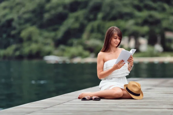 Uma Modelo Feminina Caucasiana Sentada Cais Madeira Lago Montenegro Lendo — Fotografia de Stock