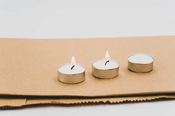 Reihe Von Weißen Duftenden Wachs Teelichtern Auf Einer Weißen Tischplatte — Stockfoto