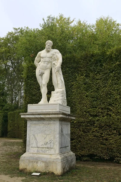 프랑스 2019 프랑스 파리의 베르사유 정원에 파르네세 헤르쿨레스 동상의 — 스톡 사진