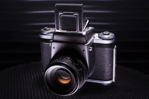 Uma Velha Câmera Retro Vintage Fundo Escuro — Fotografia de Stock