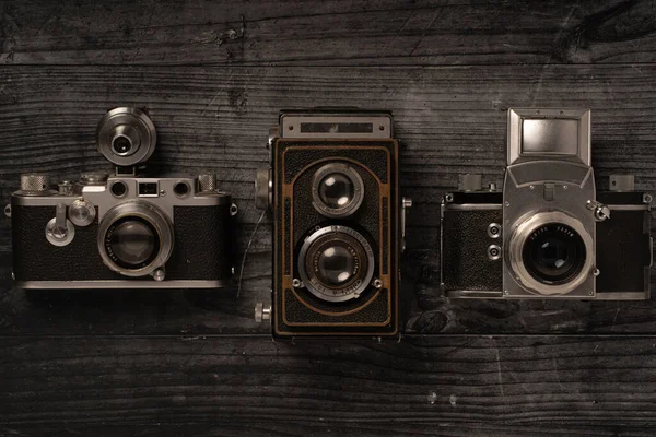 Три Старовинні Камери Фоні Темного Дерева — стокове фото