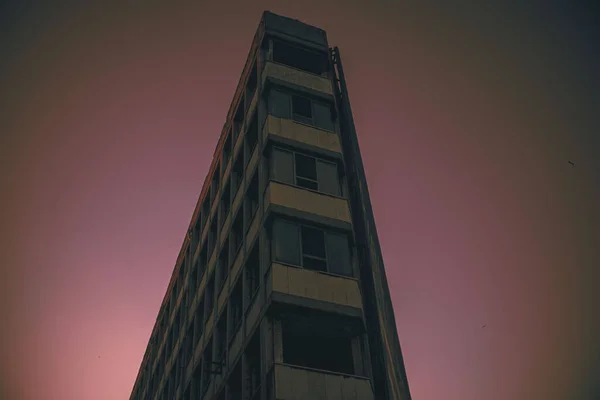 Ένα Χαμηλό Πλάνο Ενός Όμορφου Αρχιτεκτονικού Κτιρίου Ένα Ροζ Ουρανό — Φωτογραφία Αρχείου
