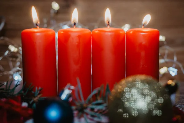 Vier Rote Brennende Adventskerzen Und Weihnachtsdekoration — Stockfoto