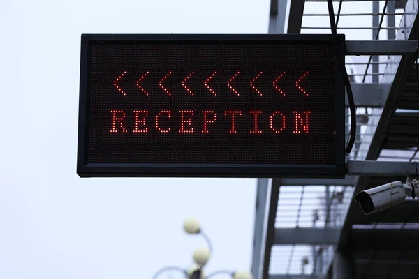 Gros Plan Panneau Direction Réception Avec Des Lumières Led Sur — Photo