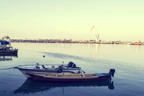 Barco Mar Arábigo Rodeado Grúas Día Soleado Irak — Foto de Stock