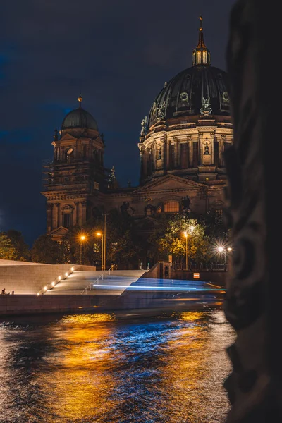 Disparo Vertical Berliner Dom Berlín Alemania Durante Noche —  Fotos de Stock