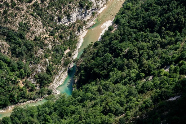 Belo Tiro Lago Entre Montanhas Durante Dia — Fotografia de Stock