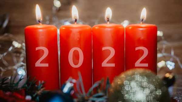 Vier Rode Brandende Adventskaarsen Met 2022 Tekst Kerstversiering — Stockfoto