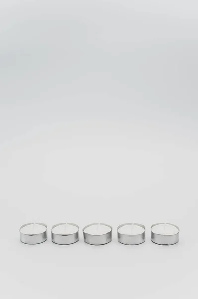 Σειρά Από Λευκό Αρωματικό Κερί Τσάι Φώτα Ένα Λευκό Τραπέζι — Φωτογραφία Αρχείου