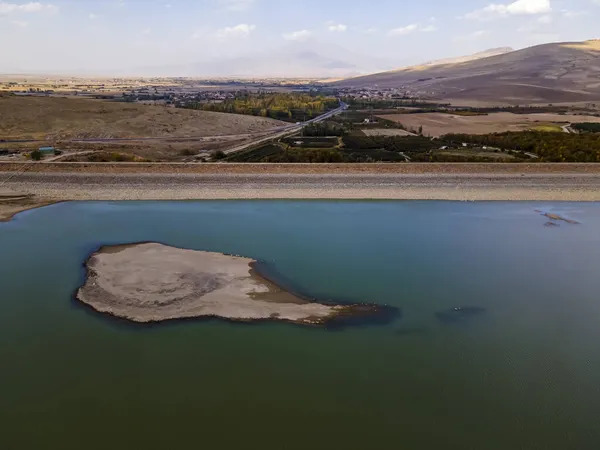 Een Hoge Hoek Uitzicht Laag Waterpeil Van Een Dam Turkije — Stockfoto