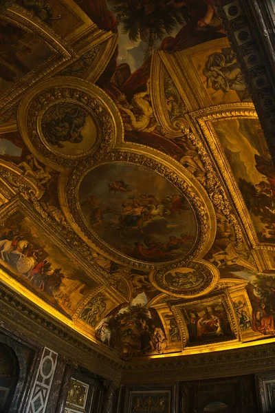 2019年10月1日 法国凡尔赛宫装饰天花板艺术内部垂直拍摄 — 图库照片