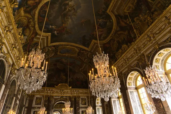 Paris Francja Październik 2019 Niski Kąt Ujęcia Żyrandoli Sufitach Pałacu — Zdjęcie stockowe