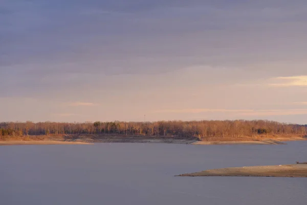 Uma Bela Vista Lago Calmo Cercado Por Bosques Outono — Fotografia de Stock