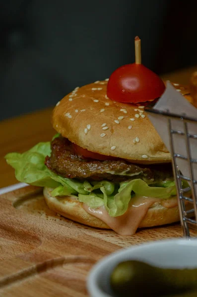 Zbliżenie Hamburgera Dodatkiem Frytek — Zdjęcie stockowe