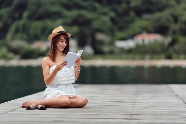 Ein Kaukasisches Model Sitzt Auf Einem Holzsteg Einem See Montenegro — Stockfoto