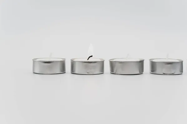 白色台面上有一排带有复制空间的白色香味蜡茶灯 — 图库照片