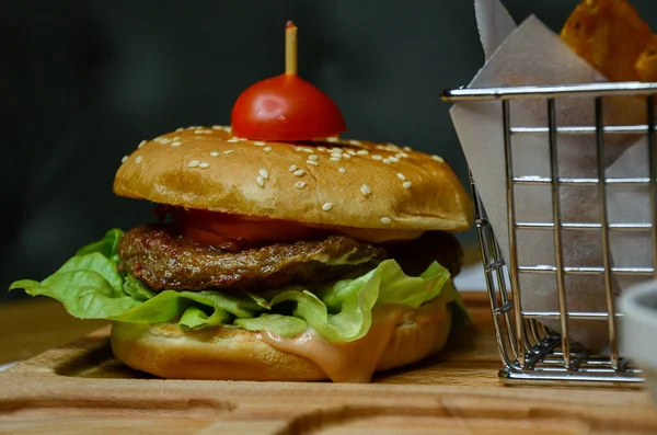 Zbliżenie Hamburgera Dodatkiem Frytek — Zdjęcie stockowe