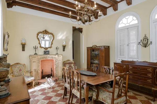 Amplio Ángulo Comedor Con Lámparas Madera Techo Muebles Estilo Clásico — Foto de Stock