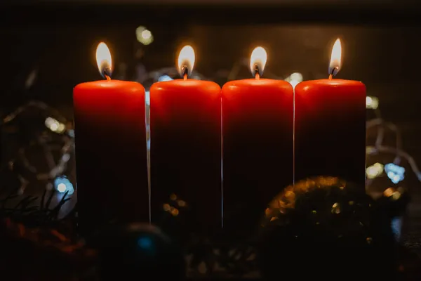 Cuatro Velas Rojas Adviento Ardientes Decoraciones Navideñas — Foto de Stock