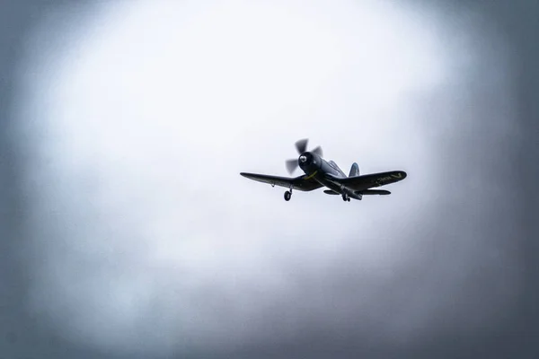 一张玩具飞机在空中的漂亮照片 — 图库照片