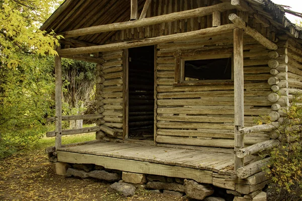 田舎の晴れた日に古い丸太の壁の小屋 — ストック写真