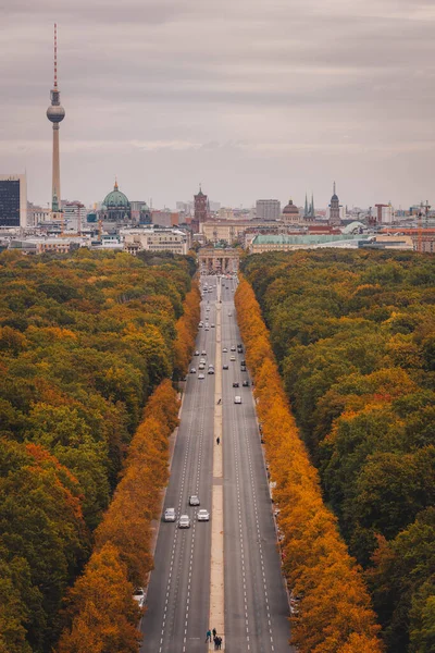德国柏林通往胜利纵队的一条纵横交错的公路 沿着秋天的树木延伸 — 图库照片