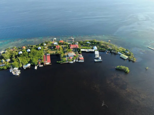 美しく緑の島ウトラとその中の建物の上に空撮 — ストック写真