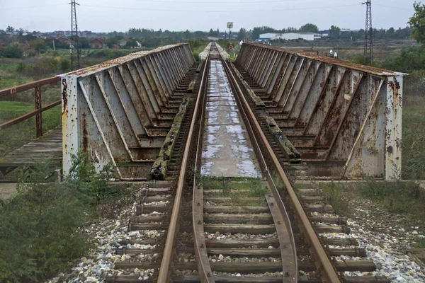 Tren Encuentra Con Puente Metálico Vista Los Carriles Oxidados Puente —  Fotos de Stock