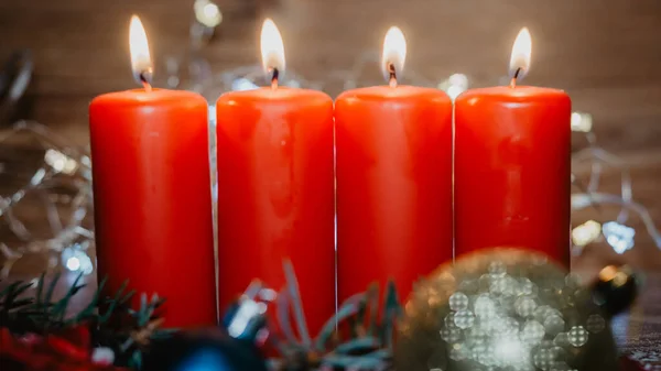 Vier Rote Brennende Adventskerzen Und Weihnachtsdekoration — Stockfoto