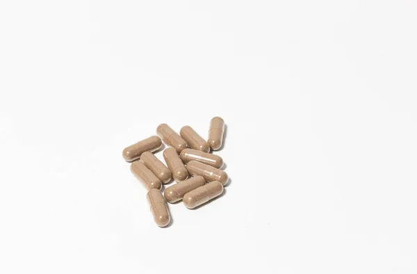 Несколько Травяных Таблеток Белом Фоне — стоковое фото