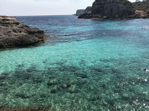 Eine Wunderschöne Meereslandschaft Mit Türkisfarbenem Meerwasser Und Felsigen Klippen — Stockfoto