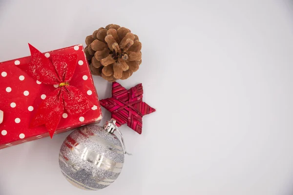 Una Vista Superior Regalo Navidad Envuelto Adornos Sobre Fondo Blanco — Foto de Stock