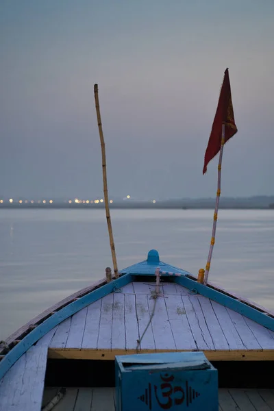 Varanasi Índia Abril 2021 Tiro Vertical Nascer Sol Barco Rio — Fotografia de Stock