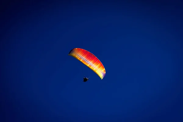 Paraglider Vzduchu Krásnou Modrou Oblohou Pozadí — Stock fotografie