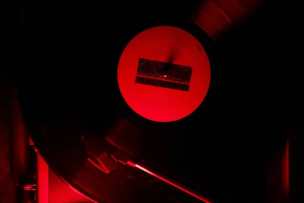 Old Vinyl Playing Record Player Room Red Light — стоковое фото