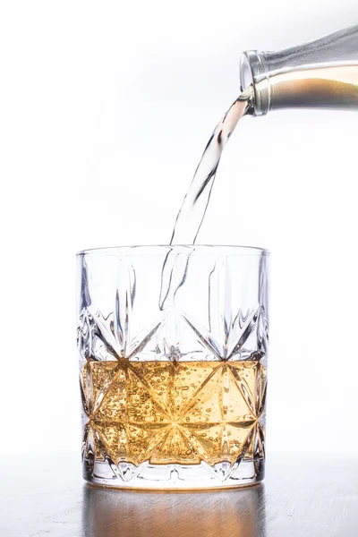 Turnarea Whisky Ului Sticlă Fundal Alb — Fotografie, imagine de stoc